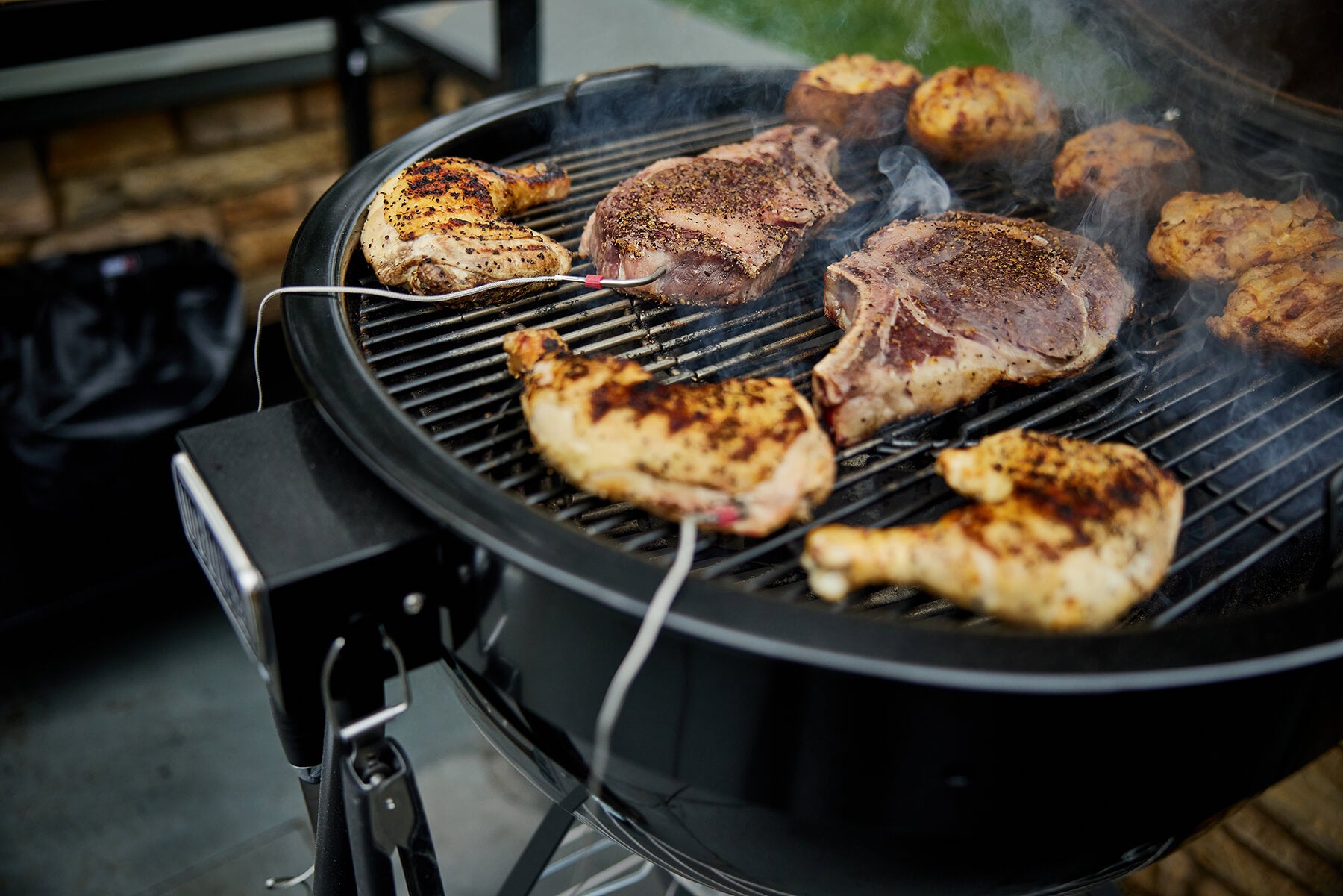 Summit® Kamado E6 Charcoal Barbecue - Barbeques and More